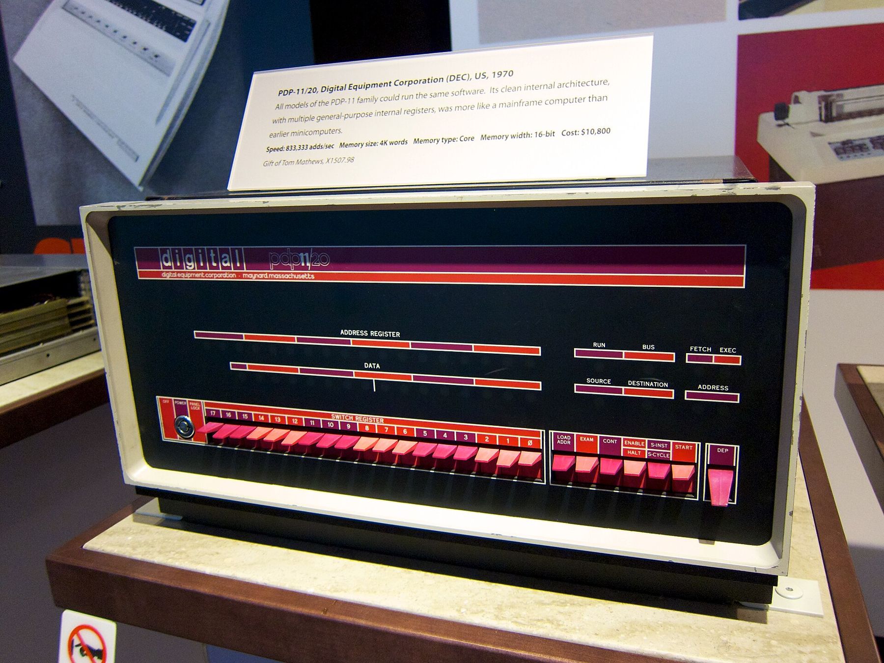 Bir müzede sergilenen DEC PDP-11/20 bilgisayarının mor ve pembe anahtarlı ön paneli